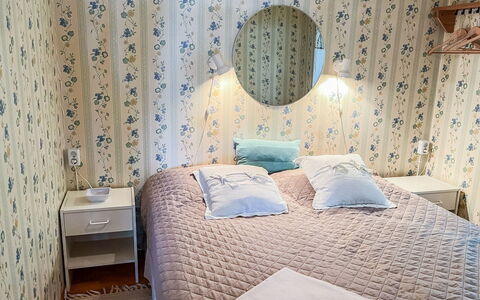 Leppäranta: Bett, Schlafzimmer, Interior Design, Möbel, Bettdecke, Holz, Bedding, Fussboden, Flooring, Linens