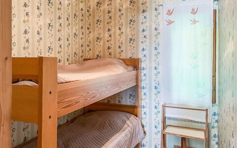Leppäranta: Bett, Schlafzimmer, Wand, Flooring, Fussboden, Holz, Interior Design, Bettdecke, Bedding, Möbel