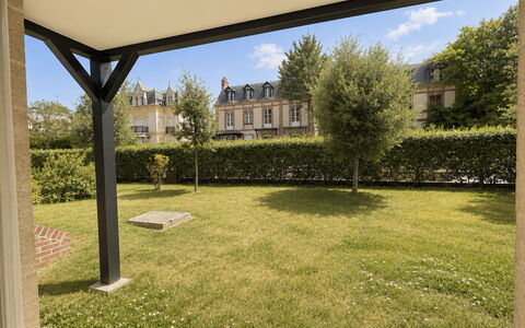 Deauville-Trouville 255: Gras, Garten, Strauch, Wohngebiet, Grundstueck, Rasen, Zuhause, Schatten, Estate