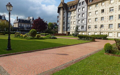 Deauville-Trouville 255: Eigentum, Gras, Estate, Gebäude, Menschliche Siedlung, Rasen, Wohngebiet, Öffentlicher Raum, Haus, Grundeigentum