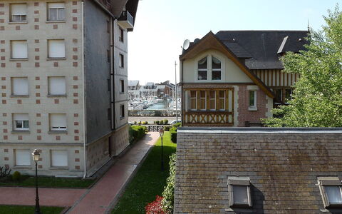 Castel Guermante: Gebäude, Pflanze, Fenster, Eigentum, Himmel, Haus, Baum, Nachbarschaft, Urban Design, Wohngebiet