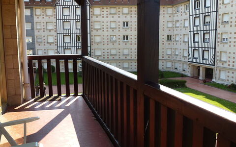 Castel Guermante: Eigentum, Fenster, Holz, Interior Design, Gebäude, Grundeigentum, Rechteck, Verbundwerkstoff, Baluster