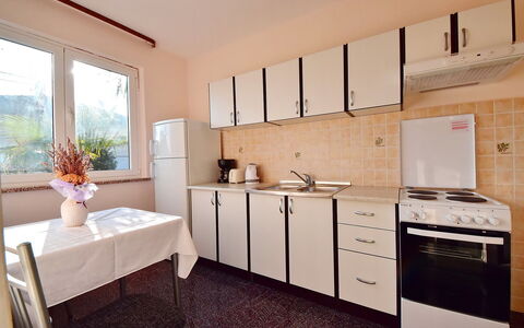 Franjo: Zimmer, Eigentum, Möbel, Countertop, Gebäude, Cabinetry, Interior Design, Küche, Fussboden, Haus