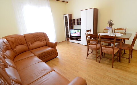 Franjo: Zimmer, Eigentum, Möbel, Wohnzimmer, Fussboden, Interior Design, Holzboden, Grundeigentum, Hartholz, Gebäude