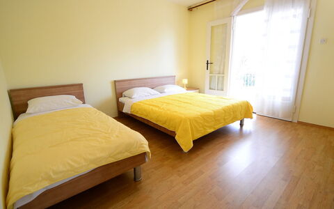 Franjo: Bett, Schlafzimmer, Möbel, Zimmer, Fussboden, Eigentum, Bettrahmen, Hartholz, Bettdecke, Gelb