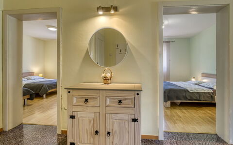 Franjo: Möbel, Interior Design, Bett, Flooring, Wand, Fussboden, Schlafzimmer, Zimmer, Holz, Decke