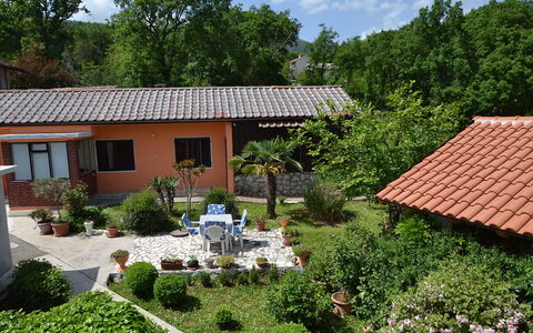Opatija Ika 106: Pflanze, Gebäude, Himmel, Eigentum, Wolke, Pflanzengemeinschaft, Fenster, Haus, Botanik, Baum