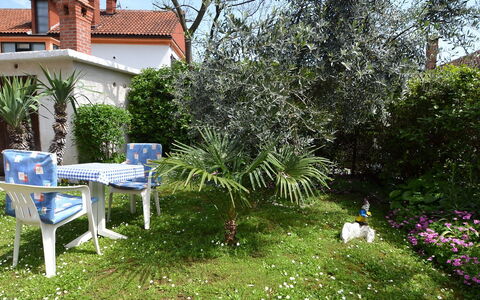 Opatija Ika 106: Eigentum, Garten, Garten, Hinterhof, Baum, Haus, Gras, Grundeigentum, Frühling, Pflanze