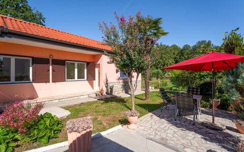 Opatija Ika 106: Strauch, Haus, Wohngebiet, Zuhause, Ground, Garten, Hütte, Schatten, Estate, Garten