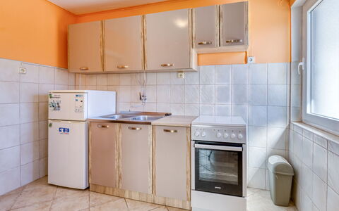 Opatija Ika 106: Major Appliance, Flooring, Fussboden, Interior Design, Zimmer, Küchengerät, Cabinetry, Wohnung, Decke, Küche