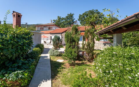 Opatija Ika 106: Haus, Wohngebiet, Strauch, Dach, Zuhause, Garten, Ground, Hütte, Estate
