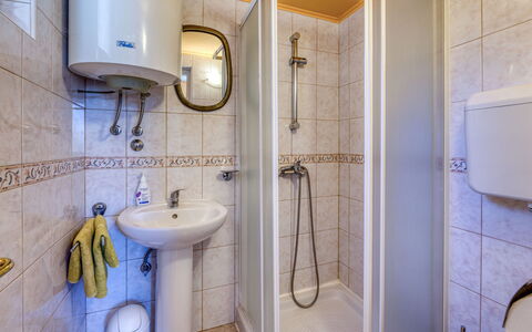 Opatija Ika 106: Interior Design, Flooring, Armatur, Fussboden, Bad Sink, Zimmer, Sinken, Installation, Badezimmer, Zapfhahn