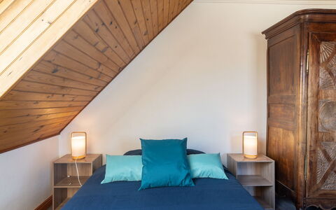 Résidence du Port: Möbel, Eigentum, Tabelle, Cabinetry, Stuhl, Holz, Gebäude, Beleuchtung, Countertop, Interior Design