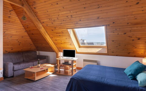 Résidence du Port: Möbel, Eigentum, Tabelle, Cabinetry, Stuhl, Holz, Gebäude, Beleuchtung, Countertop, Interior Design