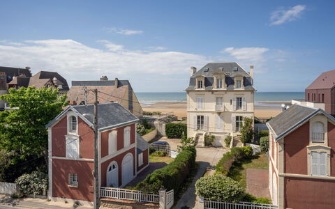Résidence du Port: Möbel, Eigentum, Tabelle, Cabinetry, Stuhl, Holz, Gebäude, Beleuchtung, Countertop, Interior Design