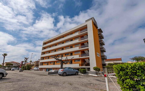 Le Suffren: Wohnung, Möbel, Wohngebiet, Balkon, Eigentumswohnung, Stuhl, Schatten, Resort, Küste, Hotel