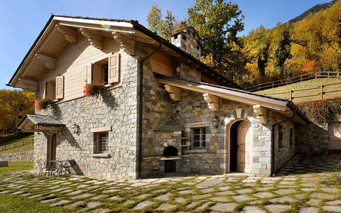 Chalet Anna: Himmel, Pflanze, Gebäude, Fenster, Baum, Haus, Hütte, Gras, Fassade, Dach