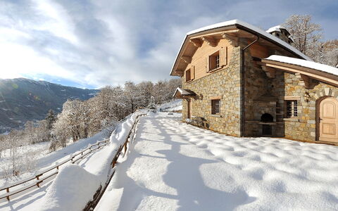 Chalet Anna: Himmel, Wolke, Schnee, Fenster, Gebäude, Welt, Baum, Steigung, Zaun, Haus