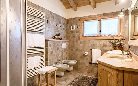 Chalet Anna: Badezimmer, Zimmer, Eigentum, Interior Design, Gebäude, Möbel, Haus, Grundeigentum, Fliese, Fussboden