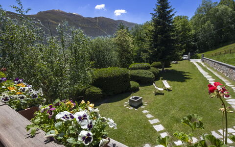 Chalet Anna: Bergforms, Berg, Strauch, Hügel, Landschaft, Garten, Gebirge, Ground, Frühling