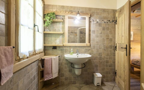 Chalet Anna: Interior Design, Wand, Armatur, Flooring, Holz, Badezimmer, Fussboden, Bad Sink, Decke, Sinken