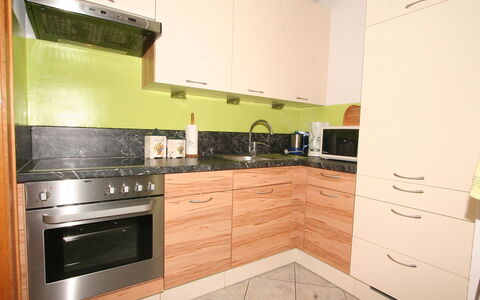 Evi: Eigentum, Countertop, Küche, Cabinetry, Zimmer, Möbel, Herd, Major Appliance, Fliese, Haus
