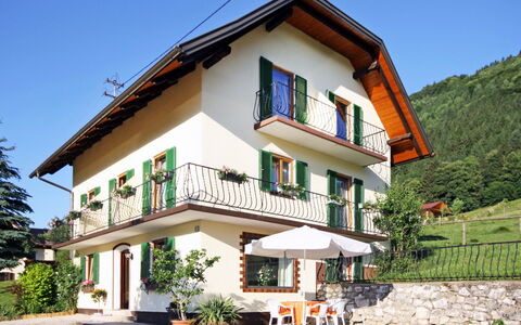 Sonnhaus: Pflanze, Himmel, Gebäude, Fenster, Haus, Baum, Grundstueck, Urban Design, Steigung, Freizeit