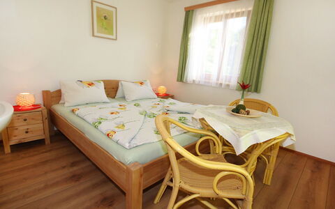 Sonnhaus: Schlafzimmer, Möbel, Bett, Zimmer, Eigentum, Bettdecke, Bettrahmen, Fussboden, Bedding, Interior Design