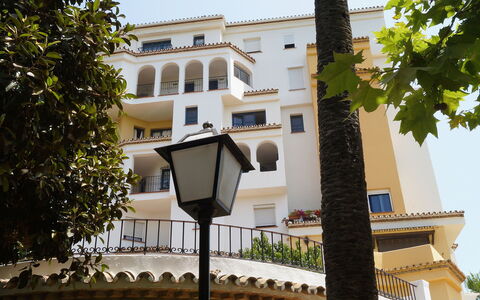 Marbella 170: Himmel, Gebäude, Fenster, Baum, Strassenlicht, Welt, Urban Design, Nachbarschaft, Wohngebiet, Grundeigentum