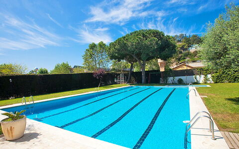 Edificio Blanqueries: Schwimmbad, Eigentum, Blau, Freizeit, Grundeigentum, Gras, Himmel, Haus, Sommer, Baum