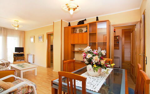 Edificio Blanqueries: Blume, Tabelle, Eigentum, Möbel, Pflanze, Cabinetry, Küche, Orange, Zimmerpflanze, Holz