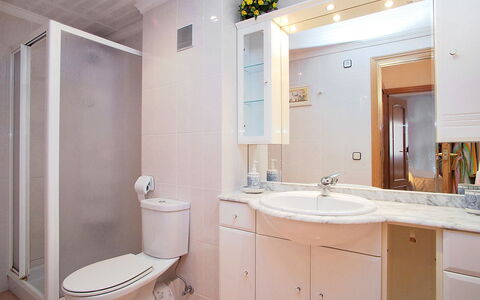 Edificio Blanqueries: Spiegel, Armatur, Zapfhahn, Sinken, Bad Sink, Eigentum, Badezimmerschrank, Cabinetry, Lila, Badezimmer