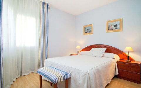 Edificio Blanqueries: Schlafzimmer, Bett, Möbel, Zimmer, Bettdecke, Eigentum, Bettrahmen, Fussboden, Bedding, Interior Design
