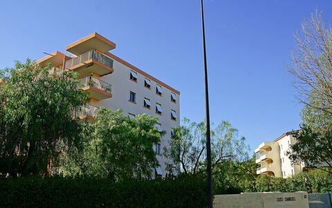 Les Sables: Wohngebiet, Himmel, Eigentum, Die Architektur, Strassenlicht, Beleuchtung, Nachbarschaft, Baum, Light Fixture, Haus