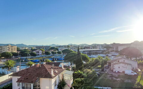 Le Drakar: Himmel, Blau, Daytime, Wohngebiet, \Stadt, Zuhause, Dach, Wohnung, Vorort