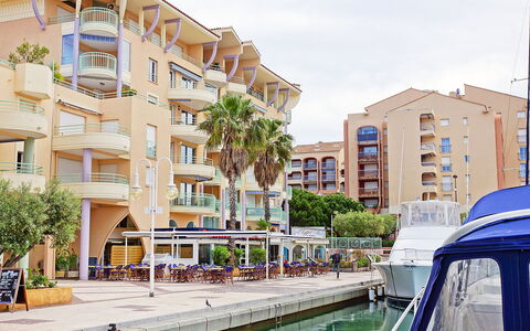 Fréjus 580: Wasser, Gebäude, Himmel, Eigentum, Fenster, Wolke, Urban Design, Nachbarschaft, Eigentumswohnung, Baum