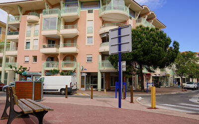 Fréjus 580: Gebäude, Himmel, Eigentum, Fenster, Urban Design, Die Architektur, Baum, Auto, Nachbarschaft, Wohngebiet