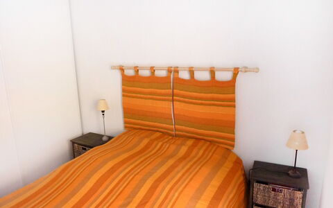 Résidence les Jardins D'Eden: Schlafzimmer, Möbel, Orange, Zimmer, Bett, Bettdecke, Eigentum, Bettrahmen, Bedding, Fussboden