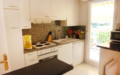 Résidence les Jardins D'Eden: Eigentum, Zimmer, Countertop, Küche, Gelb, Möbel, Cabinetry, Herd, Fussboden, Interior Design