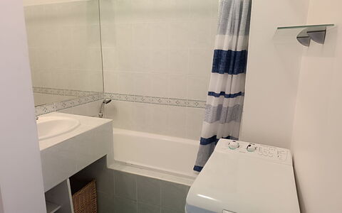 Résidence les Jardins D'Eden: Flooring, Armatur, Interior Design, Badezimmer, Fussboden, Installation, Zimmer, Zapfhahn, Fliese, Bad Sink