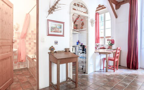 Miralheti: Tabelle, Bilderrahmen, Möbel, Holz, Interior Design, Fenster, Fussboden, Gebäude, Haus, Zimmerpflanze