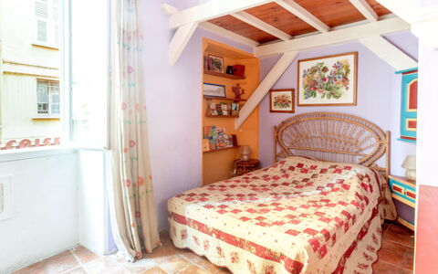 Miralheti: Möbel, Eigentum, Gebäude, Fenster, Komfort, Holz, Interior Design, Bettrahmen, Orange, Fussboden