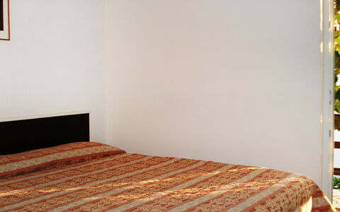 Novi: Bett, Schlafzimmer, Bettdecke, Zimmer, Möbel, Eigentum, Bedding, Bettrahmen, Wand, Fussboden
