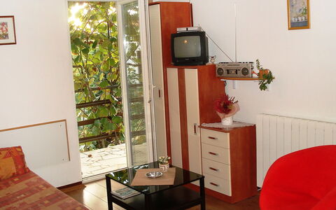 Novi: Zimmer, Eigentum, Rot, Möbel, Haus, Interior Design, Gebäude, Fussboden, Grundeigentum, Wohnzimmer