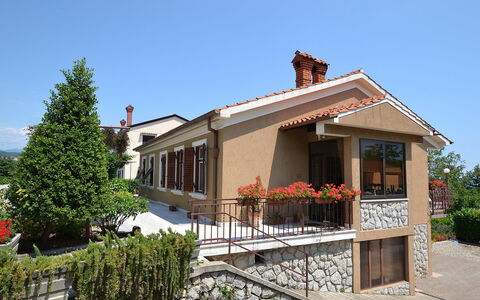 Opatija Pobri 112: Himmel, Pflanze, Gebäude, Fenster, Haus, Grundstueck, Tür, Schatten, Baum, Hütte