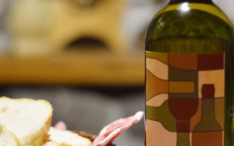 Opatija Pobri 112: Essen, Geschirr, Flasche, Glasflasche, Wein, Drinkware, Tabelle, Gelb, Zutat