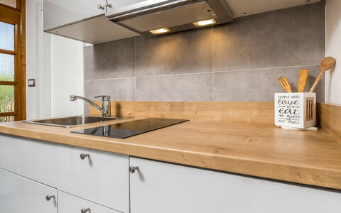 Opatija Pobri 112: Cabinetry, Countertop, Gebäude, Holz, Küche, Zapfhahn, Interior Design, Flooring, Spüle, Fussboden