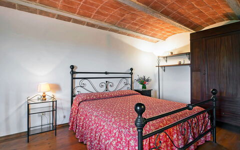 Cinigiano 100: Schlafzimmer, Bett, Möbel, Zimmer, Eigentum, Bettrahmen, Decke, Bettdecke, Fussboden, Interior Design