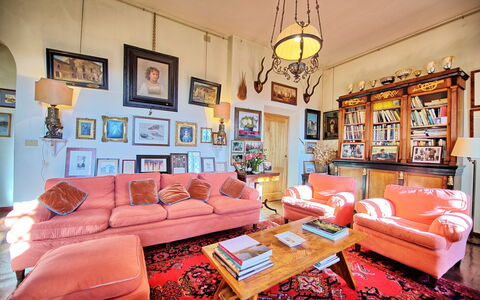 Il Principe: Wohnzimmer, Zimmer, Interior Design, Möbel, Eigentum, Couch, Gebäude, Haus, Orange, Zuhause