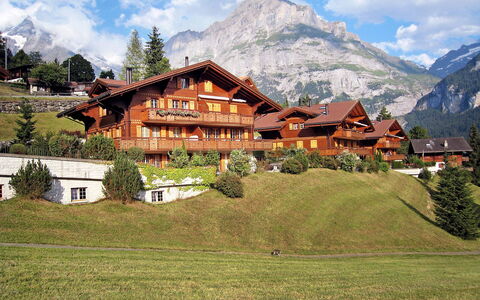 Chalet Cortina: Bergforms, Berg, Gebirge, Natürliche Landschaft, Bergdorf, Natur, Bergstation, Alpen, Himmel, Eigentum